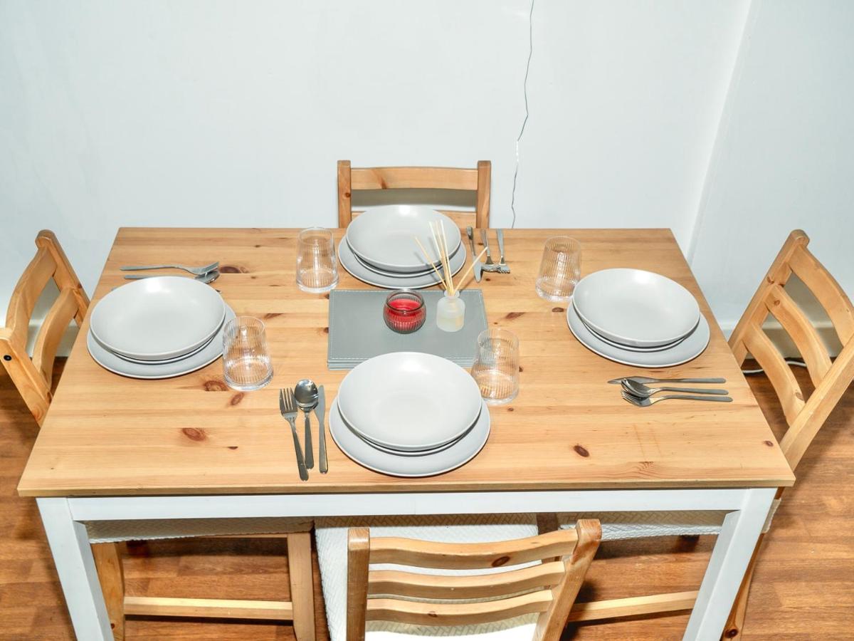 Casa Luxé 2 Bed Modern City Centre Apartment Free Parking & Outdoor Patio - Bed and Breakfast