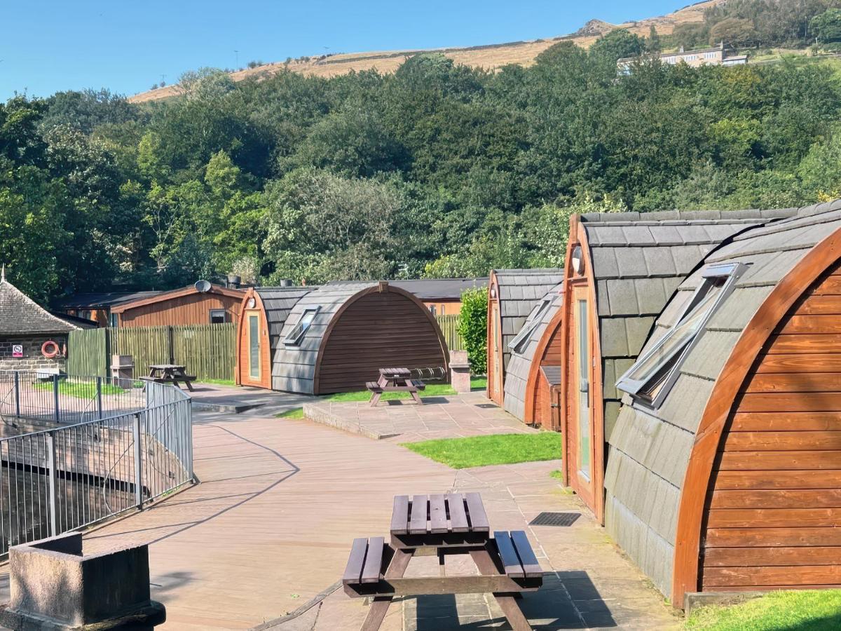 Lakeside Pods - pets welcome - B&B Oldham