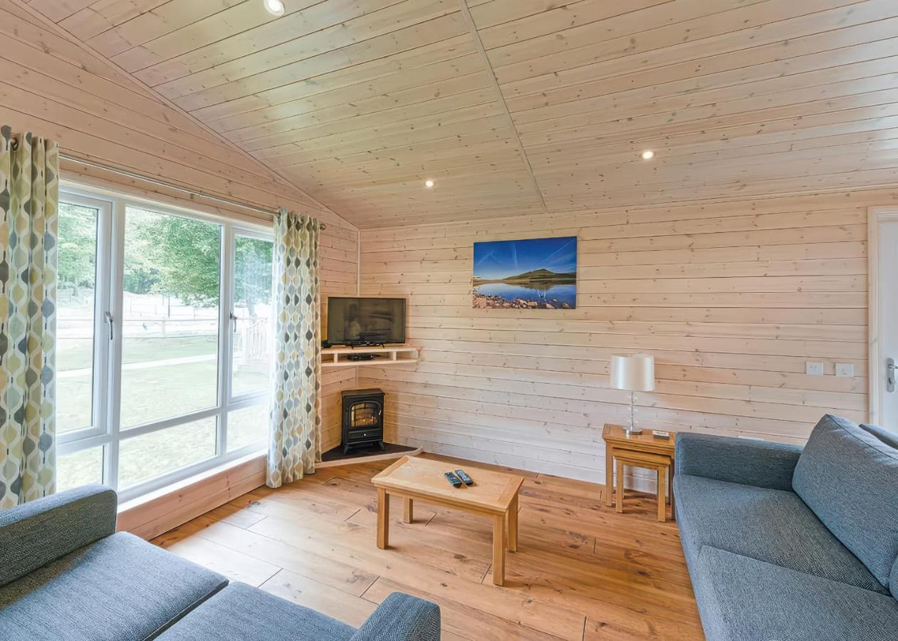 Dovestone Luxury Lodges sleeps 6 - pet free - B&B Oldham