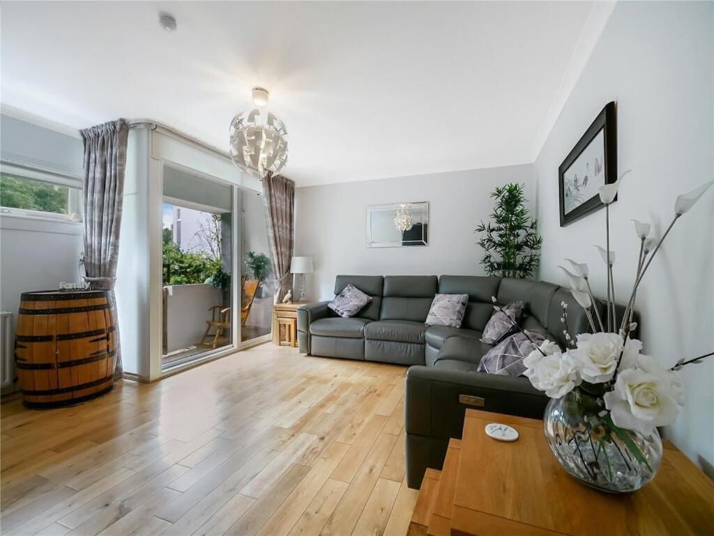 Beautiful House in Thornliebank - Chambres d’hôtes Mansewood