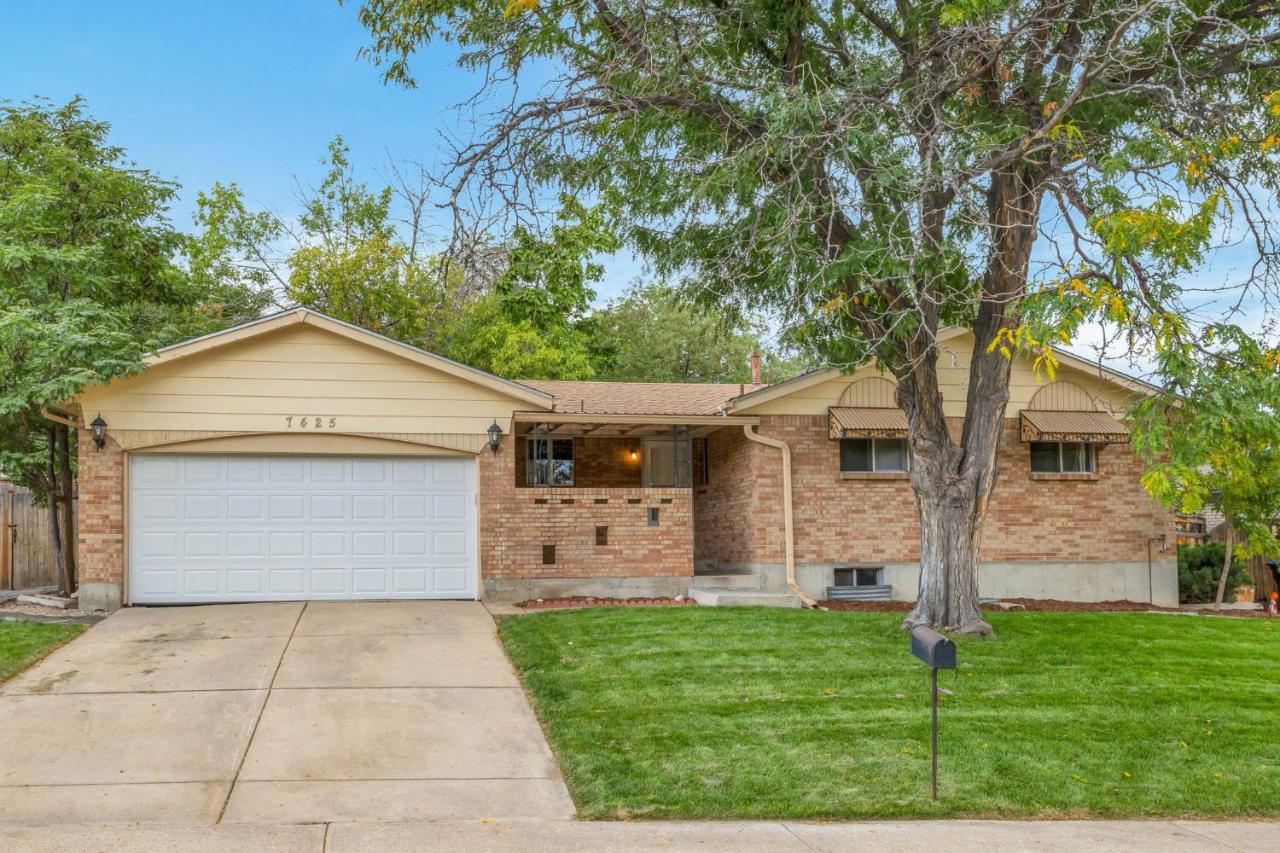 Our West Nest, Charming 3 BR-5 Bed - Backyard - Olde Town Arvada - Bed and Breakfast