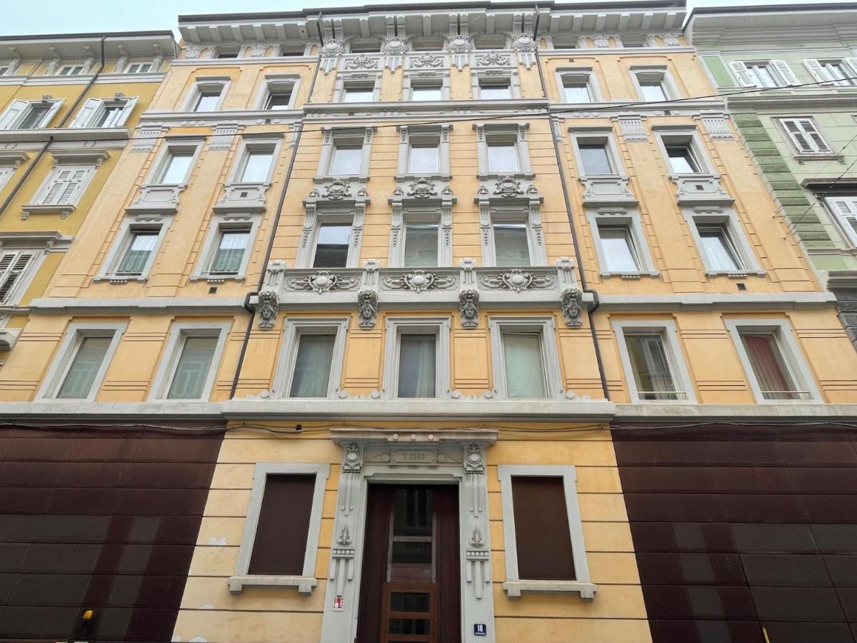 Piccola camera con terrazza condivisa vista mare - B&B Trieste