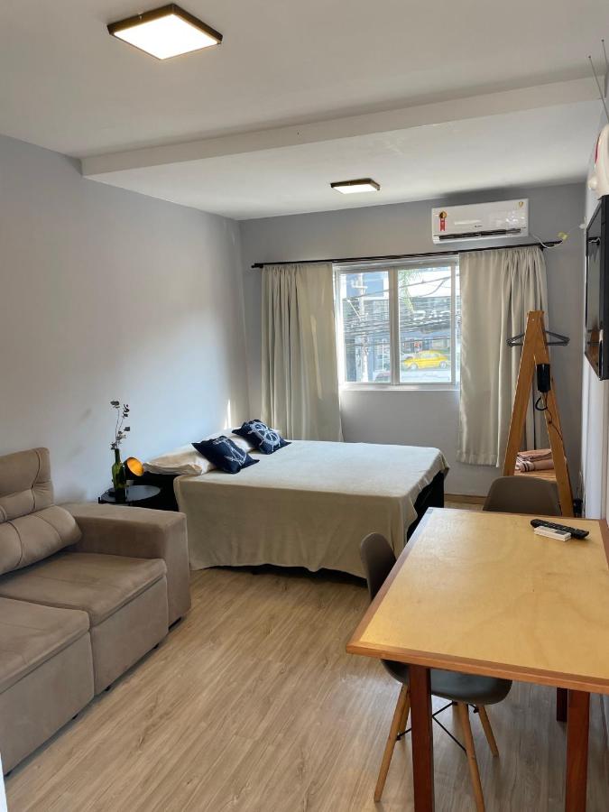 Studio reformado no centro com garagem, à 2min praia - B&B