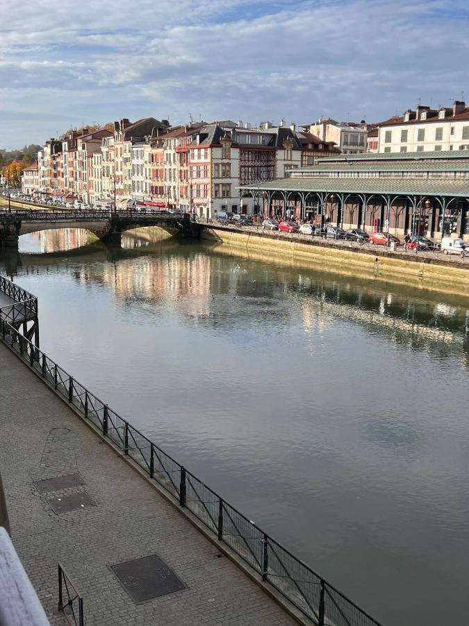 Bayonne centre Grand appartement sur les quais - Bed and Breakfast