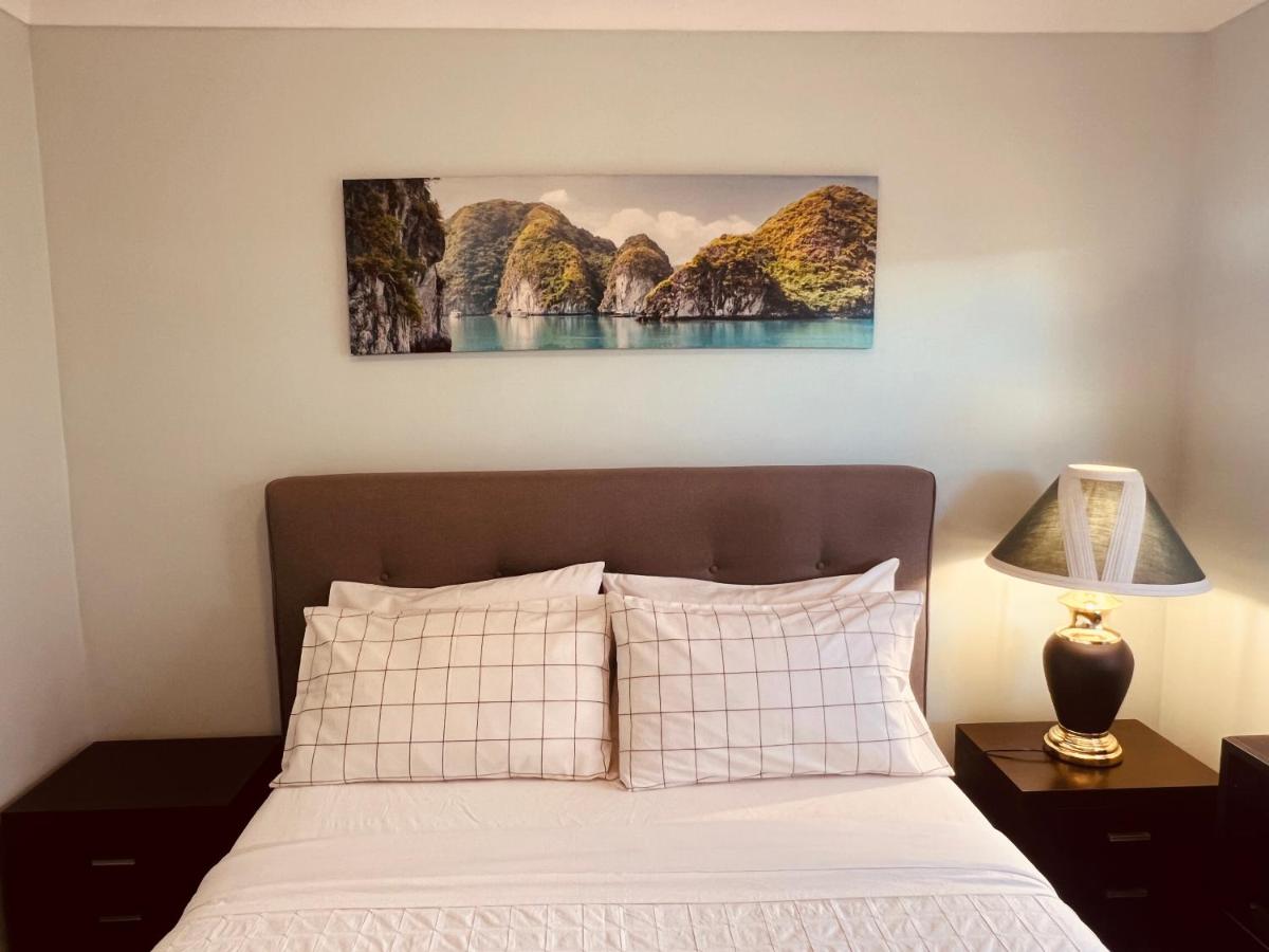 Chambre Lit Queen-Size avec Salle de Bains Commune 
