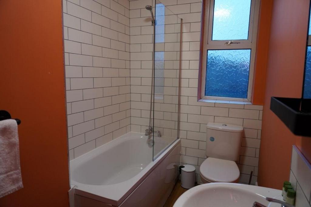 Unique 3Bed Home Free Parking Near Meadowhall - Bed and Breakfast Brightside