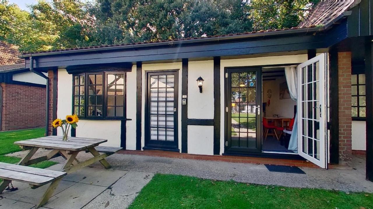 12 Tudor Court, Tolroy Manor - Bed and Breakfast