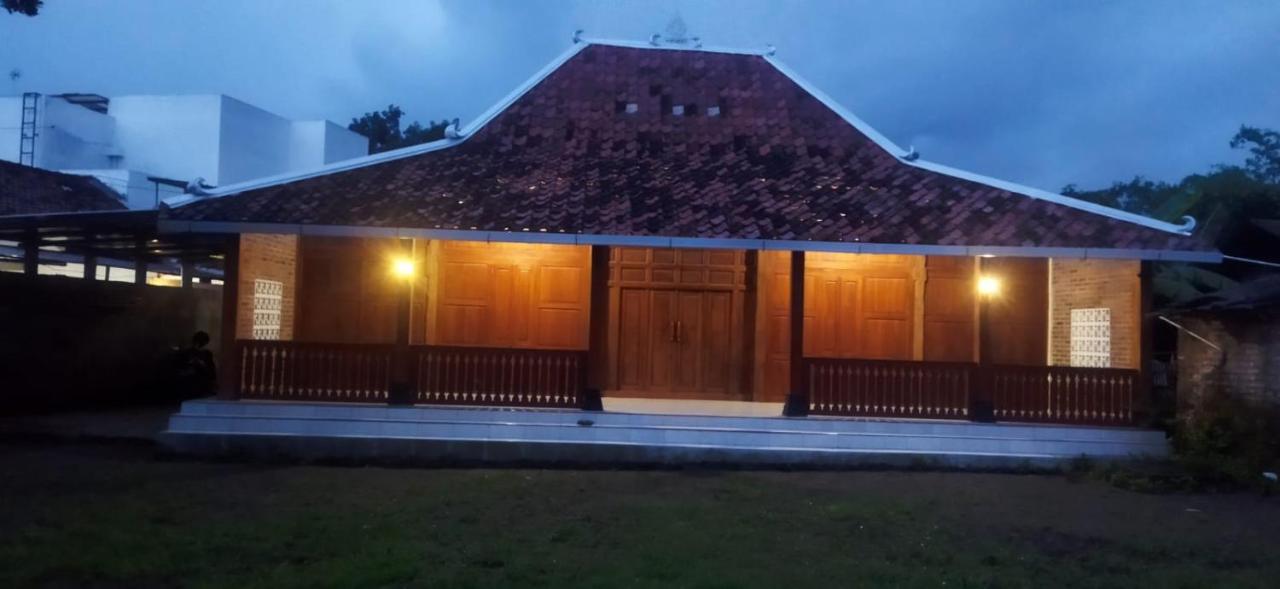Homestay Wongso Kasongan - B&B