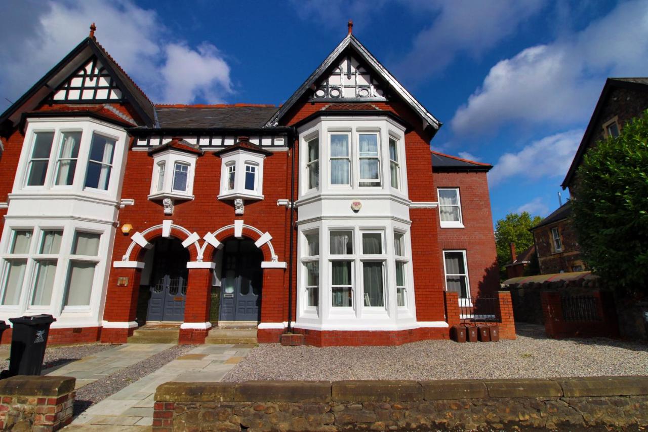Casa di pietra - Cardiff City centre apartment with patio, Free private parking - B&B