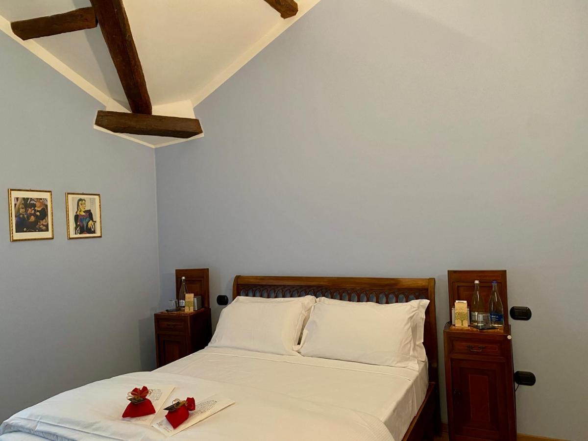 Zimmer mit Kingsize-Bett und Gartenblick.