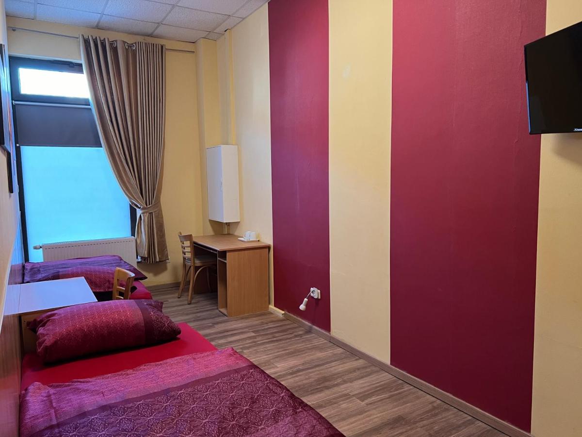 Tweepersoonskamer met 2 Aparte Bedden en Gedeelde Badkamer