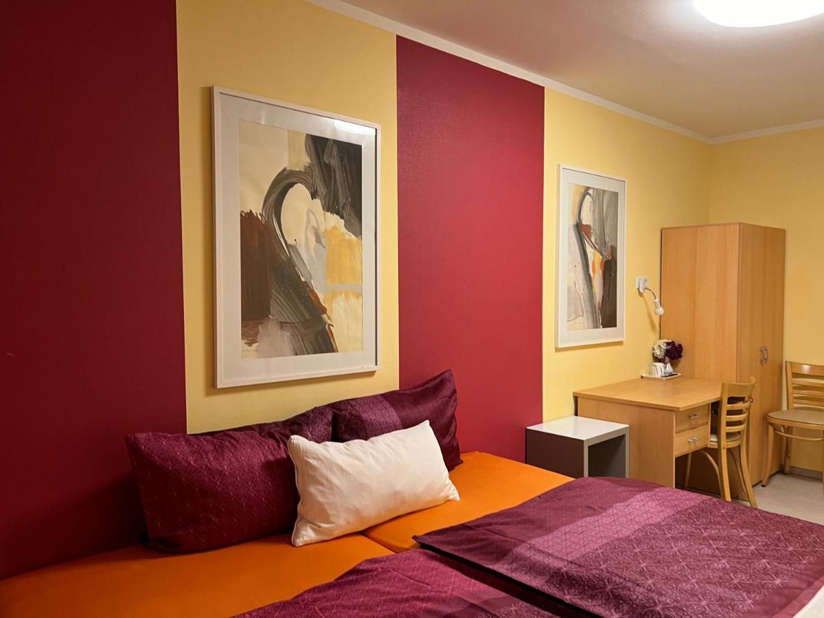 Camera Matrimoniale/Doppia con Letti Singoli con Bagno in Comune