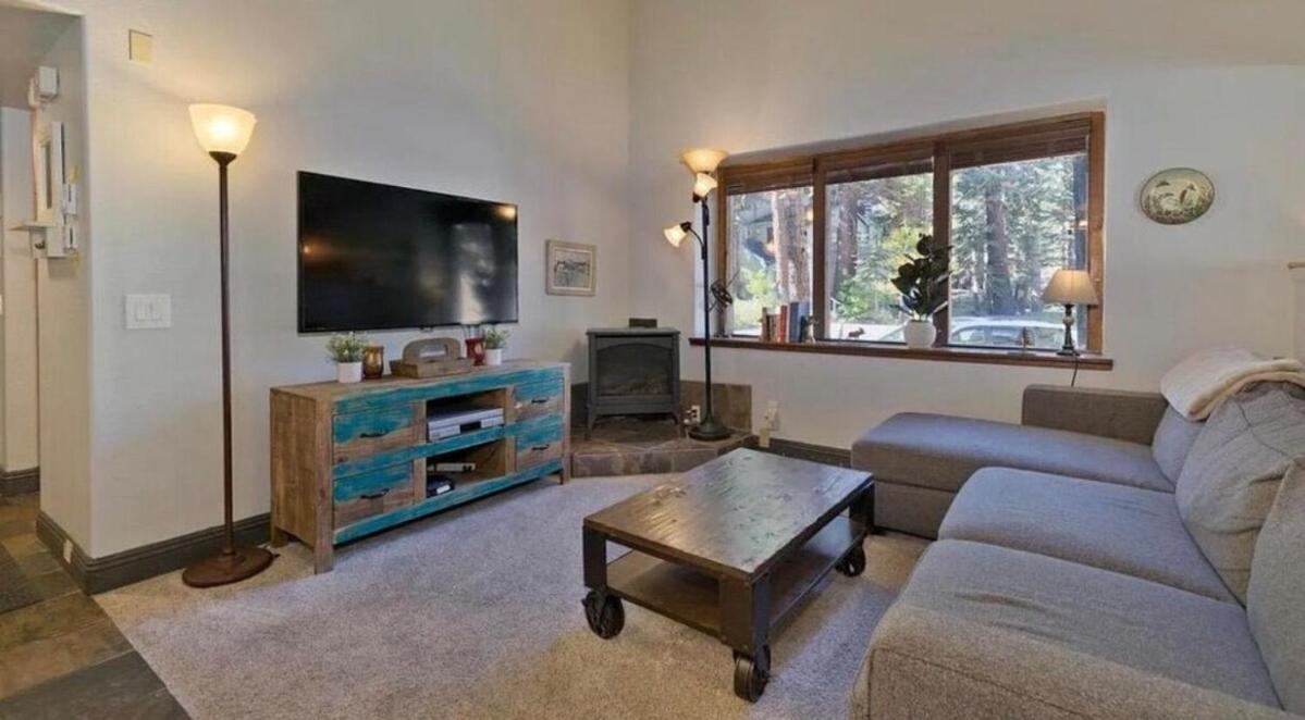 Ski Den - Steps to Mammoth Village! - Bed and Breakfast