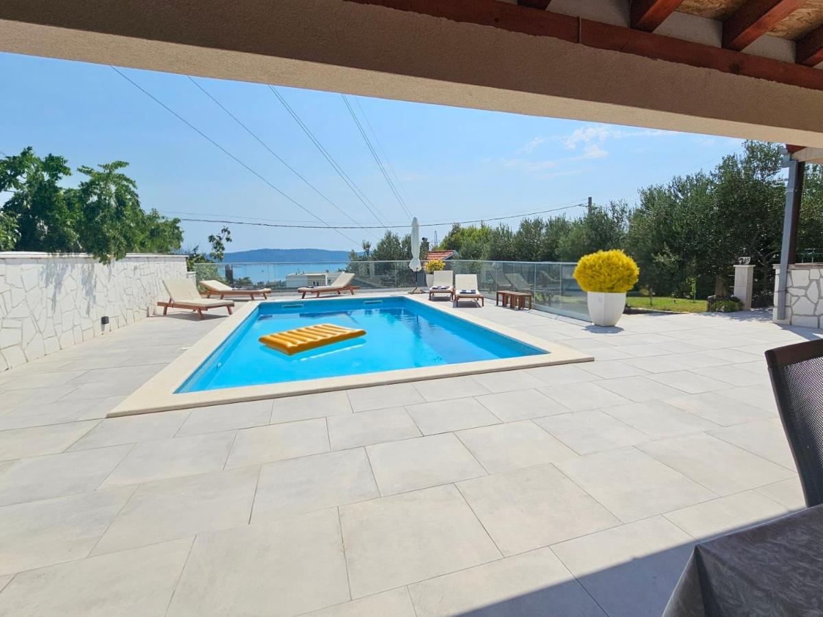 Holiday house Doris with pool, garden and view - B&B