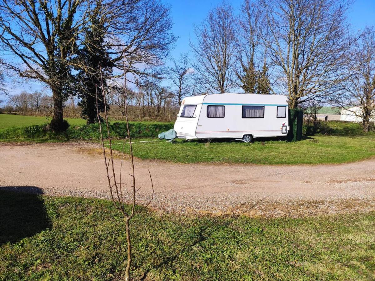 Caravane sur terrain en campagne - B&B