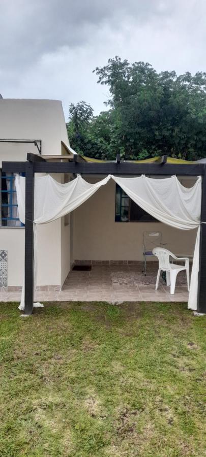 Casa con pileta, jardín, cochera y parrilla en Chascomús. Capac. 4 personas - B&B