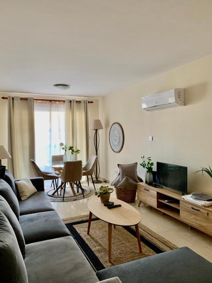 Central Nicosia 2-Bedroom Apartment & Parking - Ferienwohnung Stróvolos