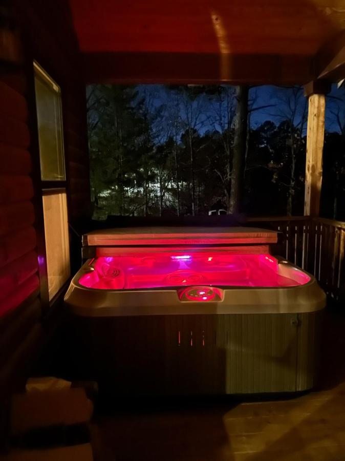 The Knotty Pine Cabin at Cabins of Wolf Pen Gap - Bed and Breakfast Mena