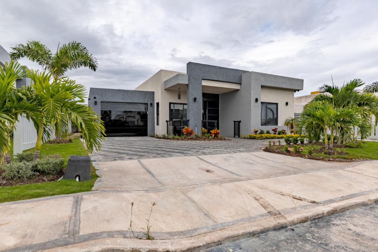 Vena Villas, Ocho Rios, Beach Property - B&B
