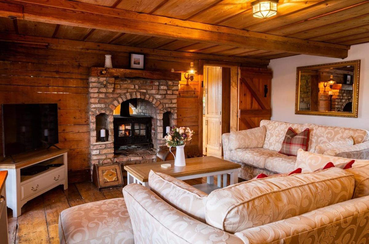 Lakeland Lodge 400 year old Bavarian Lodge with Private Hot Tub Pet Friendly - B&B Kinlough