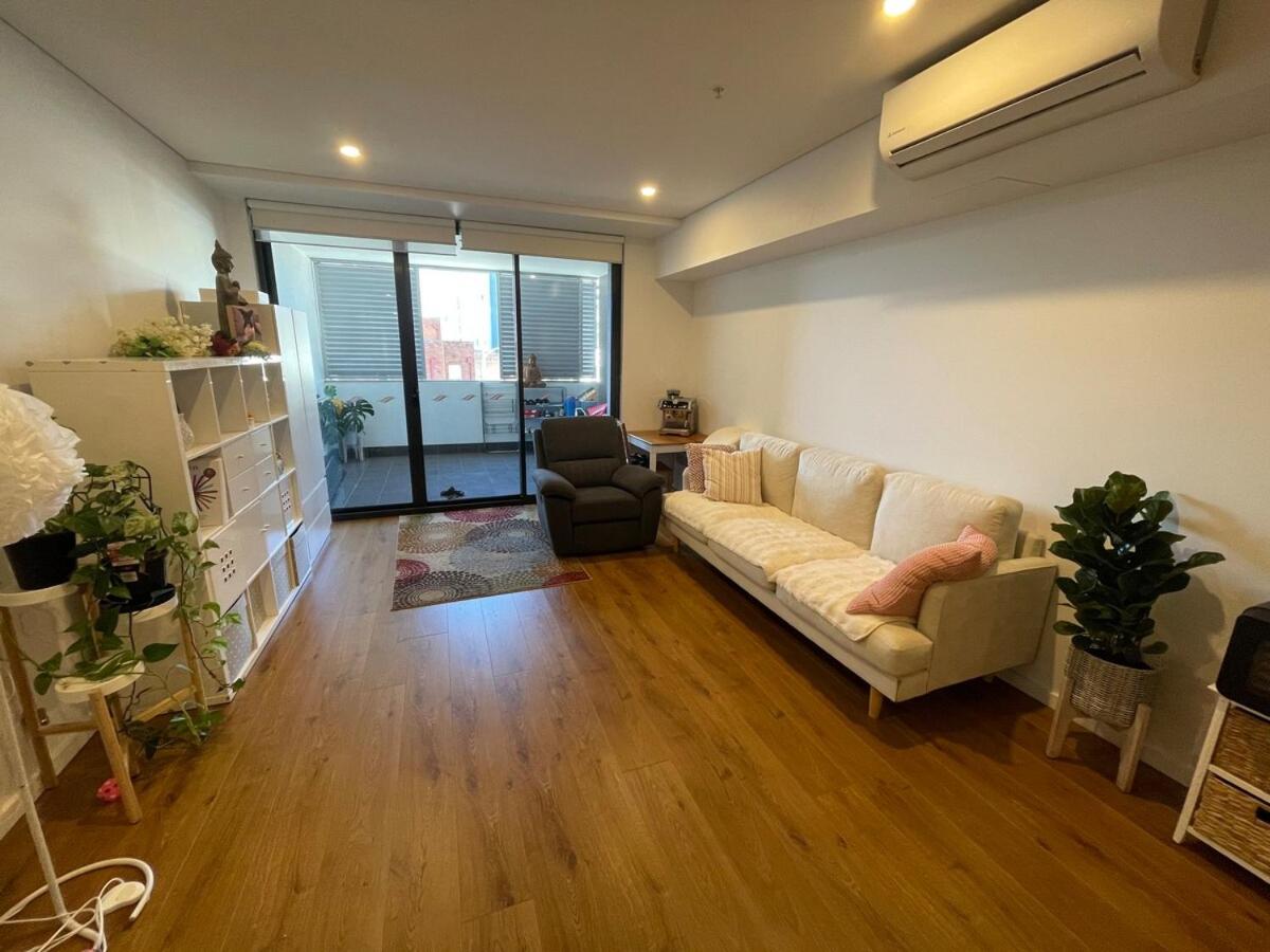 Shared modern apartment near airport - Ferienwohnung
