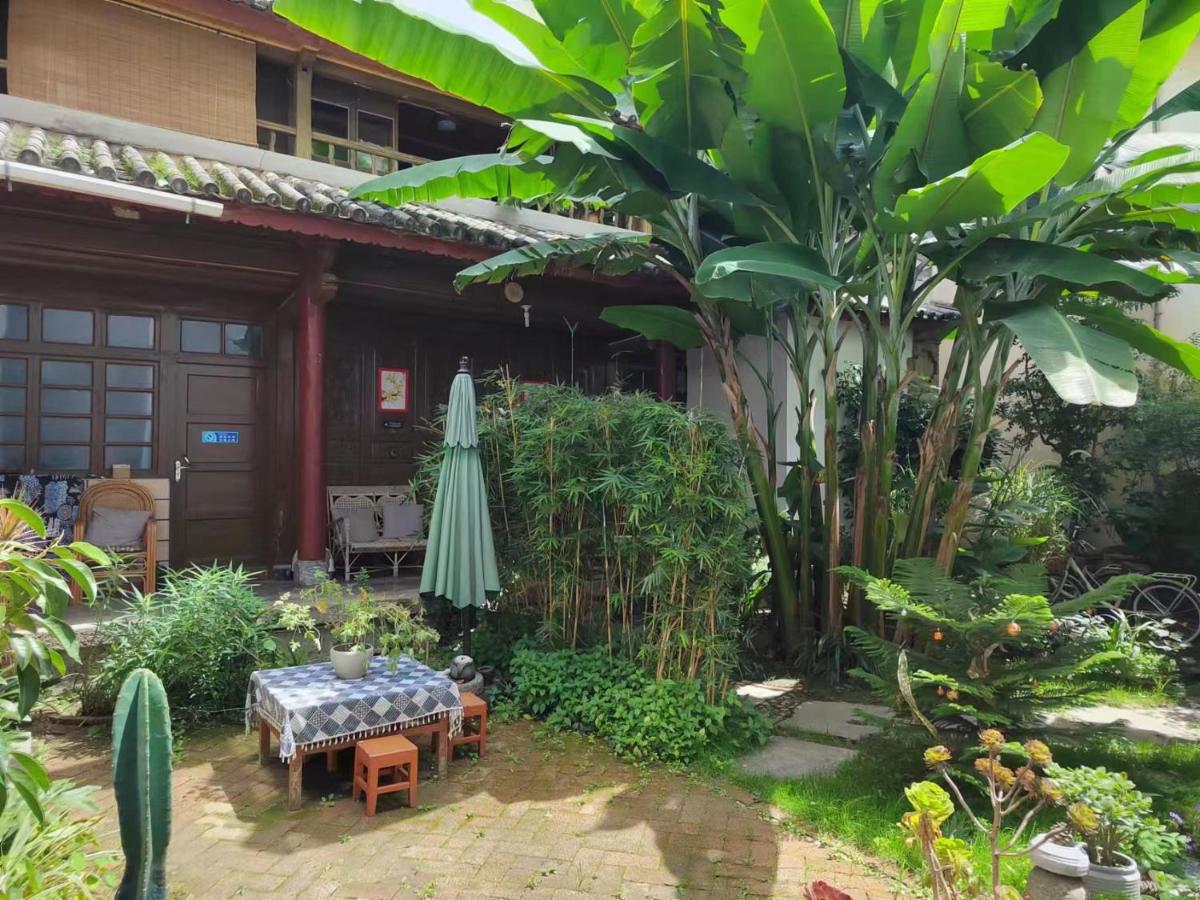 Dali Village Backpackers Guesthouse 大理花喔喔民宿 - Bed and Breakfast