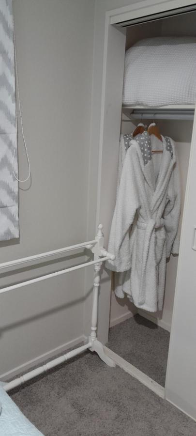 Camera Doppia con Letti Singoli e Bagno in Comune