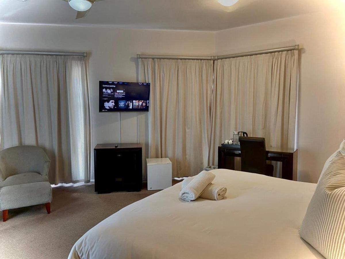 Habitación con cama extragrande y vistas al jardín 