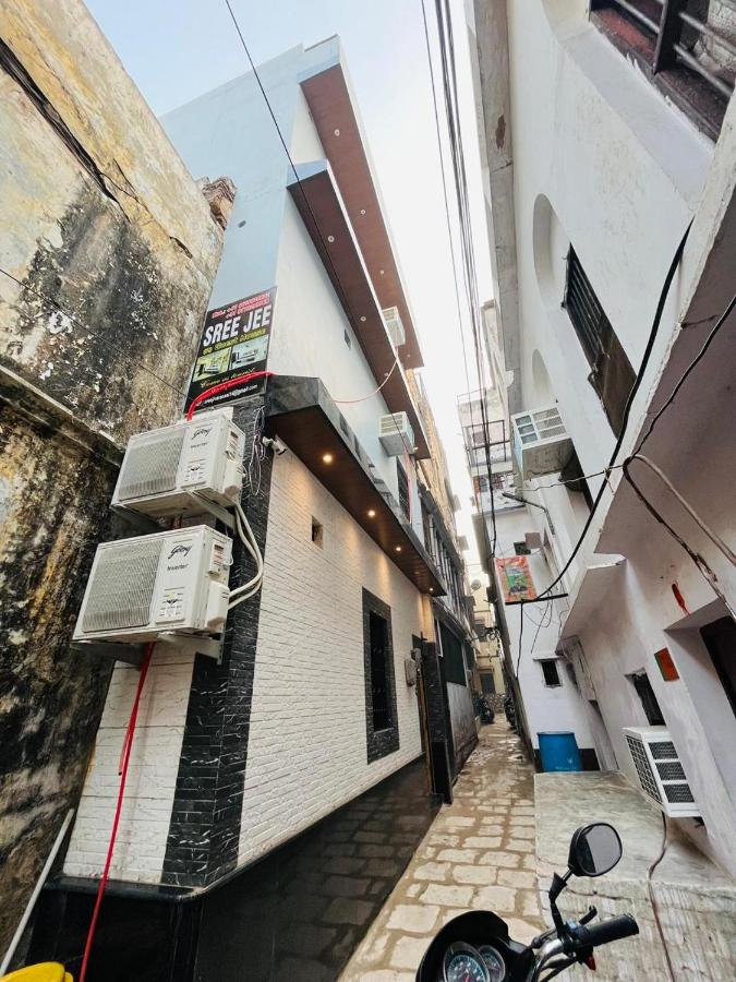 SREE JEE PAYING GUEST HOUSE, 1 km FROM KASHI VISHWANATH TEMPLE and 100 m to GANGA GHAT - B&B