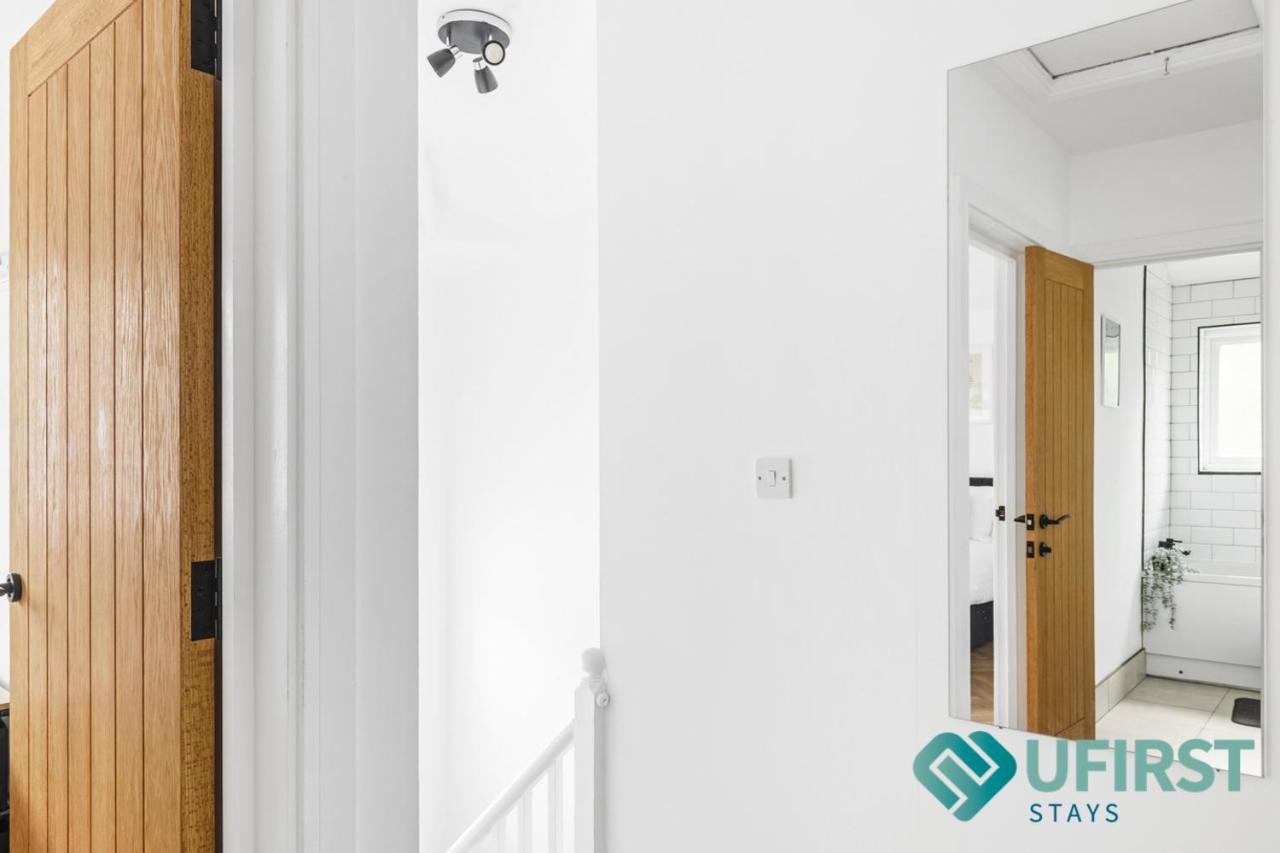 Spacious House - Near City Hospital, Sherwood, Clinton Street Market, QMC & City Centre - B&B