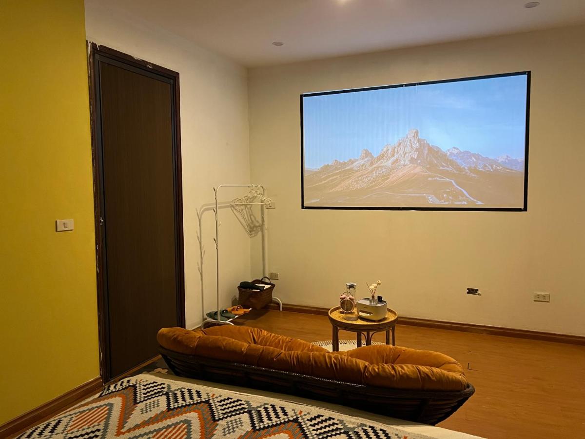 Habitación con cama extragrande y balcón