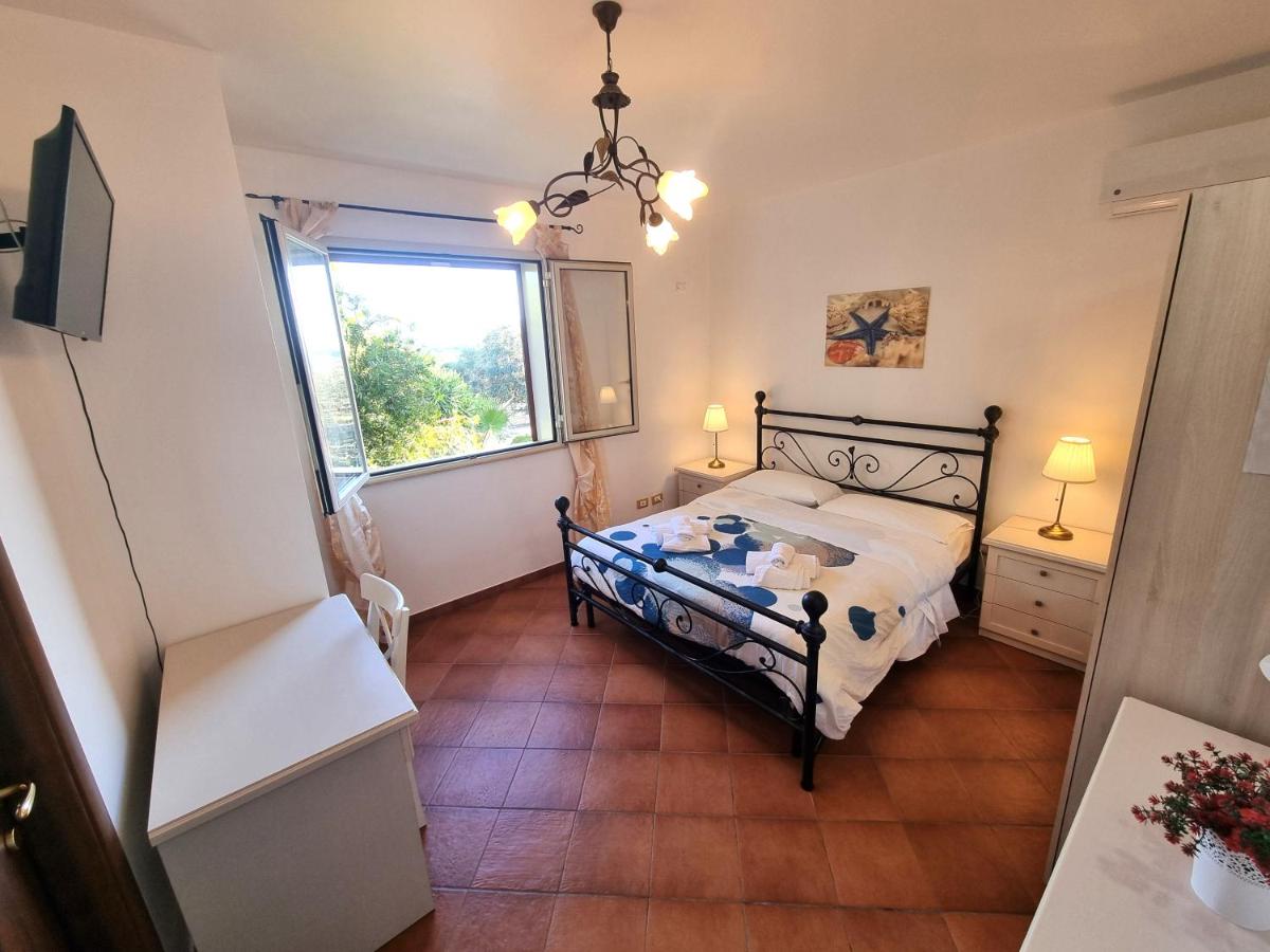 Habitación con cama extragrande y vistas a la piscina