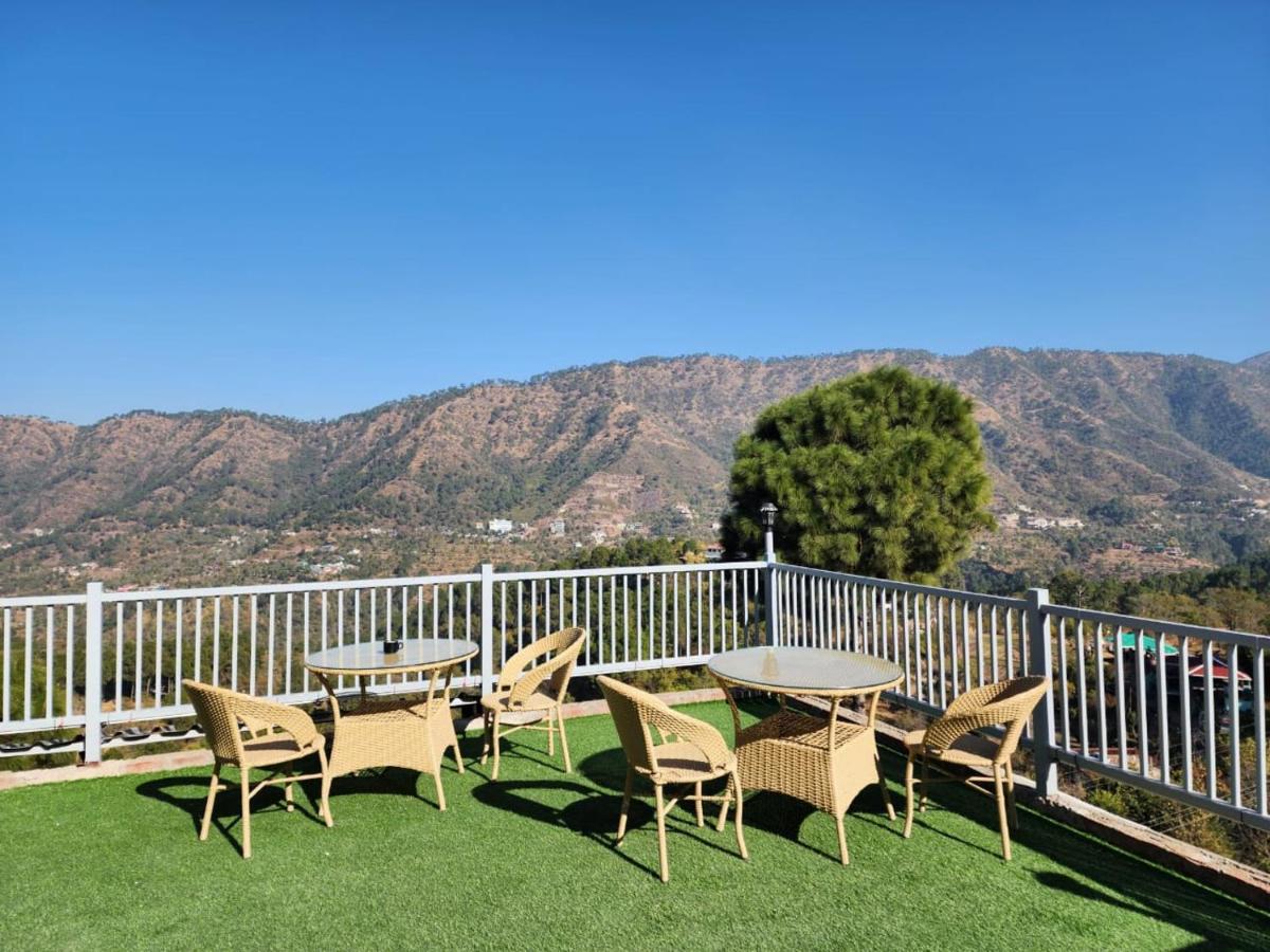 kasauli Countryside inn with Pool by Kasauli Vista - Bed and Breakfast