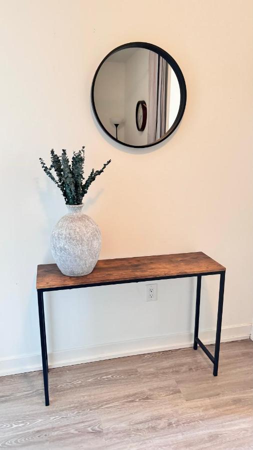 Downtown Oasis Condo with Balcony & Free Parking - Ferienwohnung Toronto