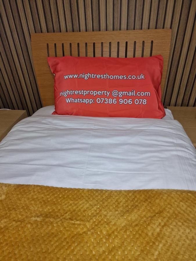 NightRest Homes 5 minutes to Luton Airport -Wifi - Free Parking -Luton - Chambres d'hôtes Luton