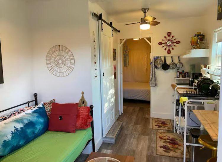 Petite Guesthouse with Kitchenette and Private Bathroom - B&B Lake Isabella