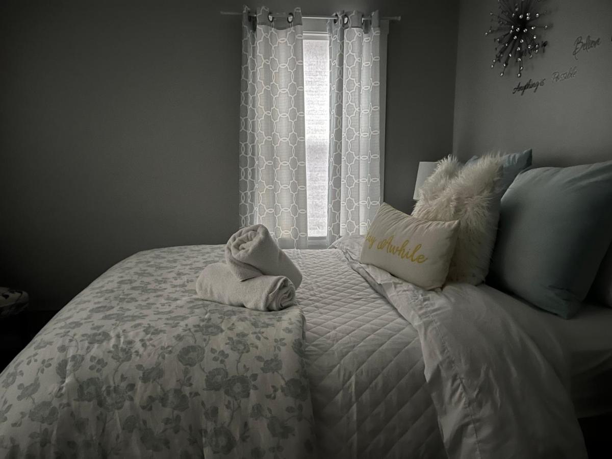 Cozy, 1st floor apartment 2bdrms Plus Semi Private room with Futon Pets with fee Family Friendly Close to Everything - B&B