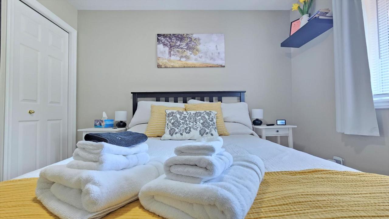 Family Friendly 3 Bedroom Unit - Close to Downtown Kingston! - Chambres d'hôtes Kingston