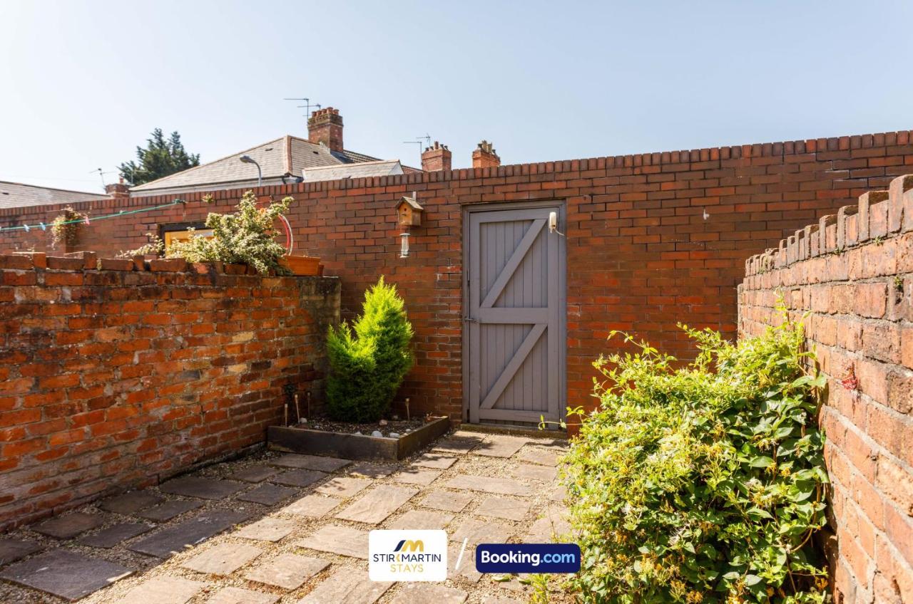 Comfy 3bed House By StirkMartin Stays Short Lets & Serviced Accommodation Cardiff With Free Parking & 8mins to City Centre - B&B
