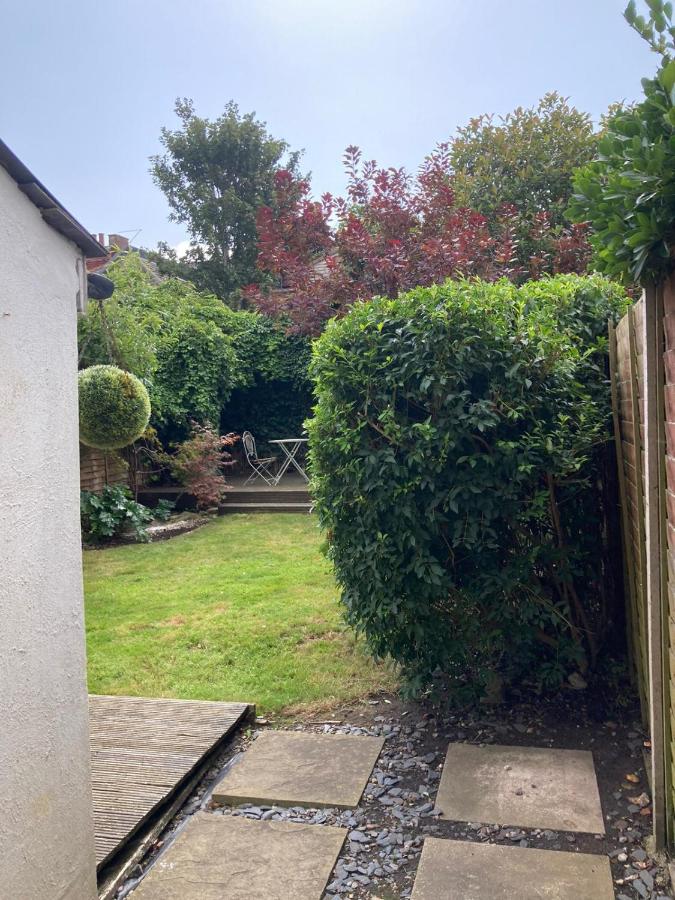 'Above & Beyond' Victorian Semi Parking Beach Garden - B&B