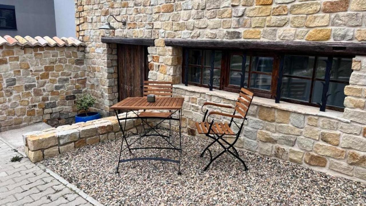 Studio Flat - Sleeps 3 - Parking - Wifi - Chambres d’hôtes Hostivice