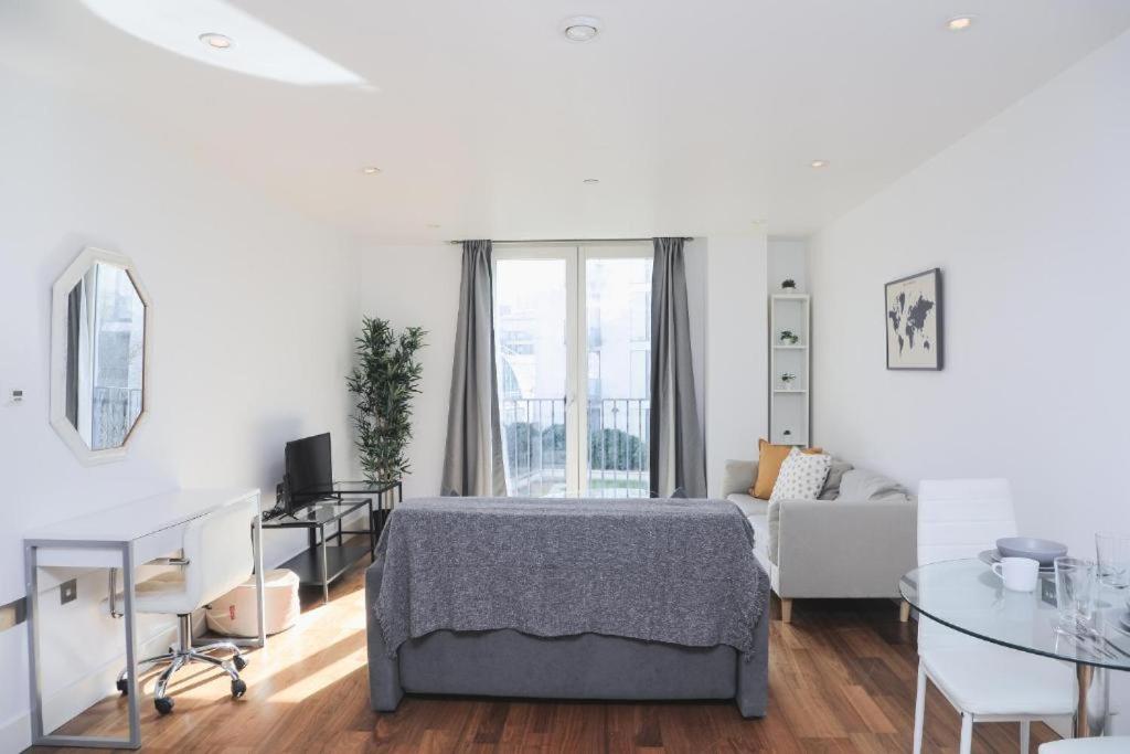 City Centre Flat within the Hayes Complex - B&B