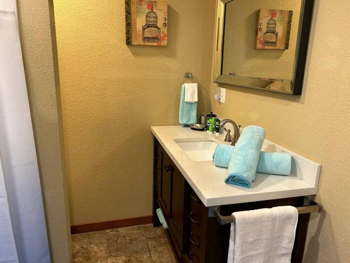 Queen BR home, walk to Marina, food truck, trails - Chambres d'hôtes Holiday Island