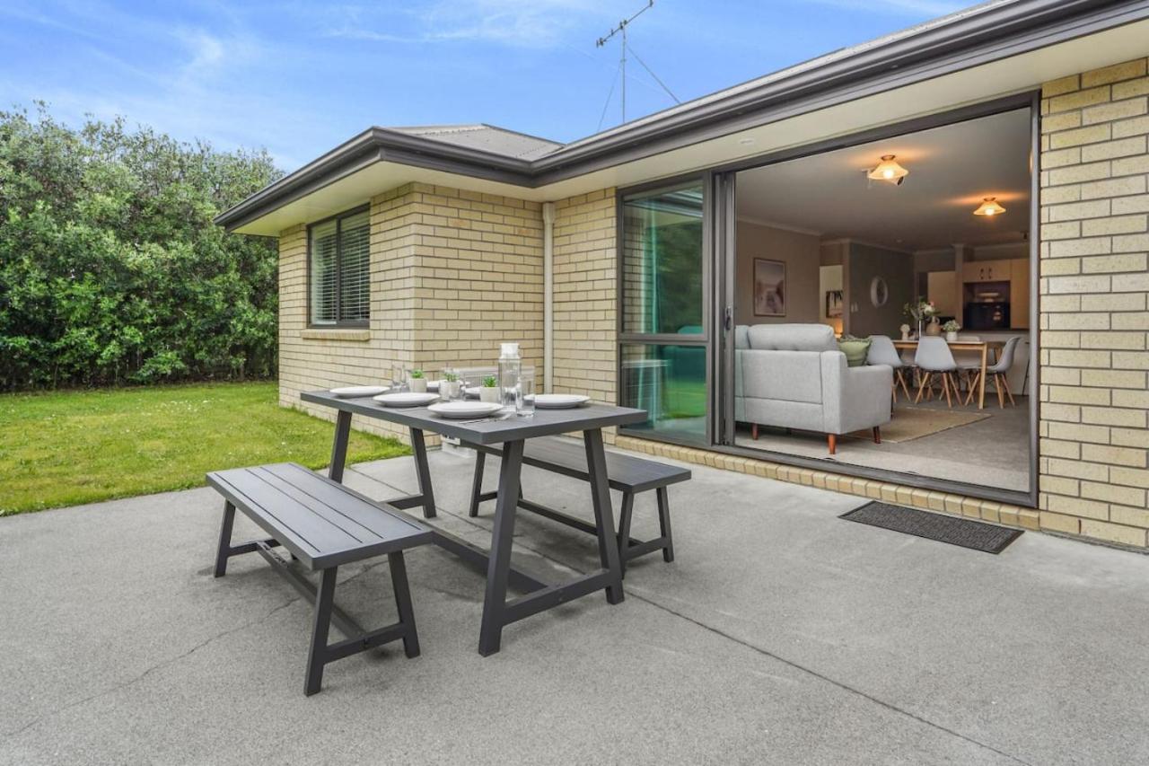 Pool-Table, Projector, Fooseball -By KOSH BNB - B&B Hamilton