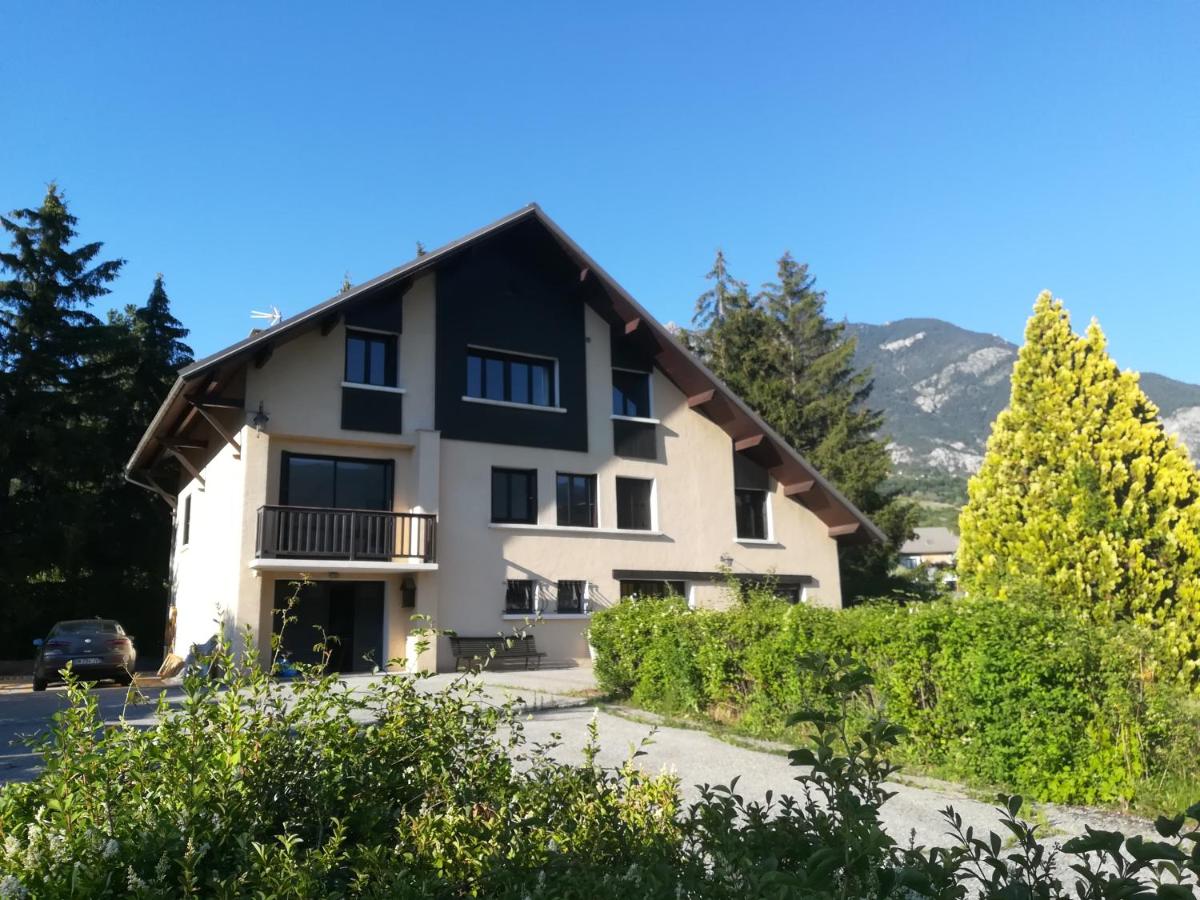 Charmant T2 spacieux au pied de Montdauphin - Ferienwohnung