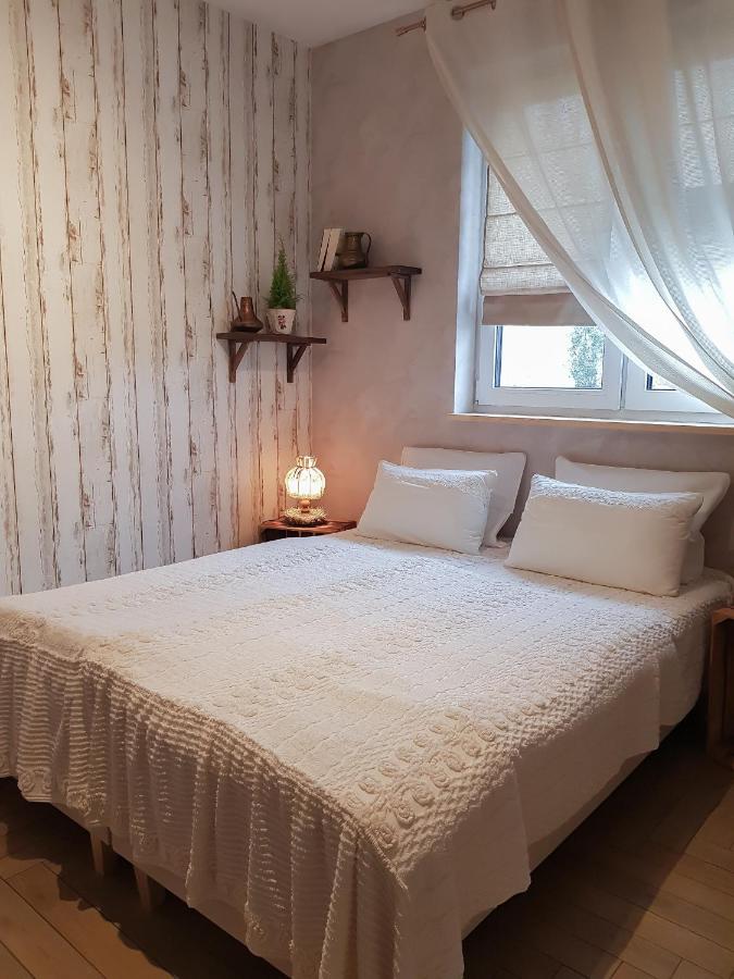 Tweepersoonskamer met 2 Aparte Bedden en Eigen Badkamer