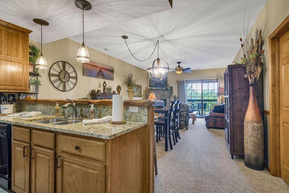 2BR Village At Indian Point 1303 near SDC - Free Tickets Daily up to $500 - Bed and Breakfast Branson