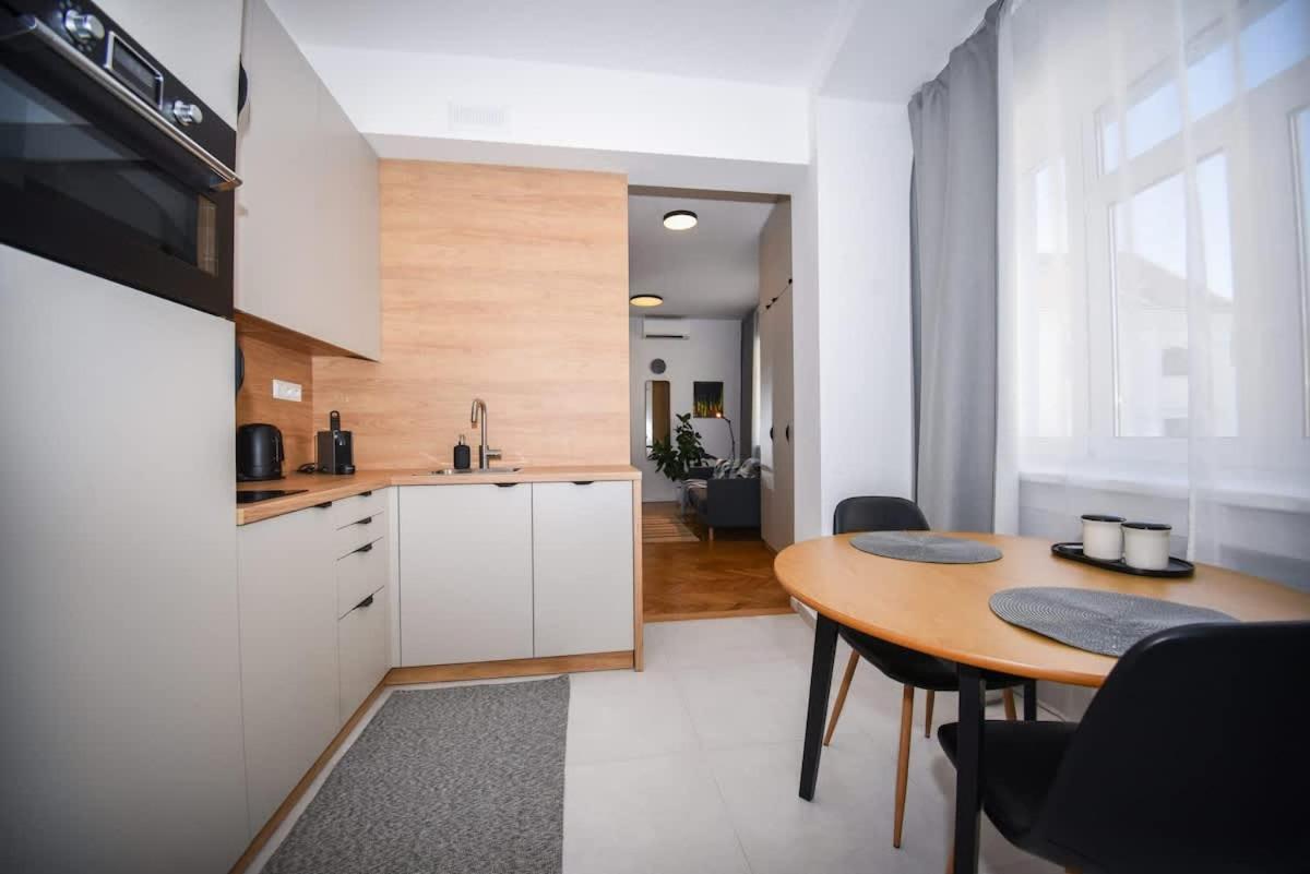City Center Studio - Comfy & Modern - Bed and Breakfast Bratislava