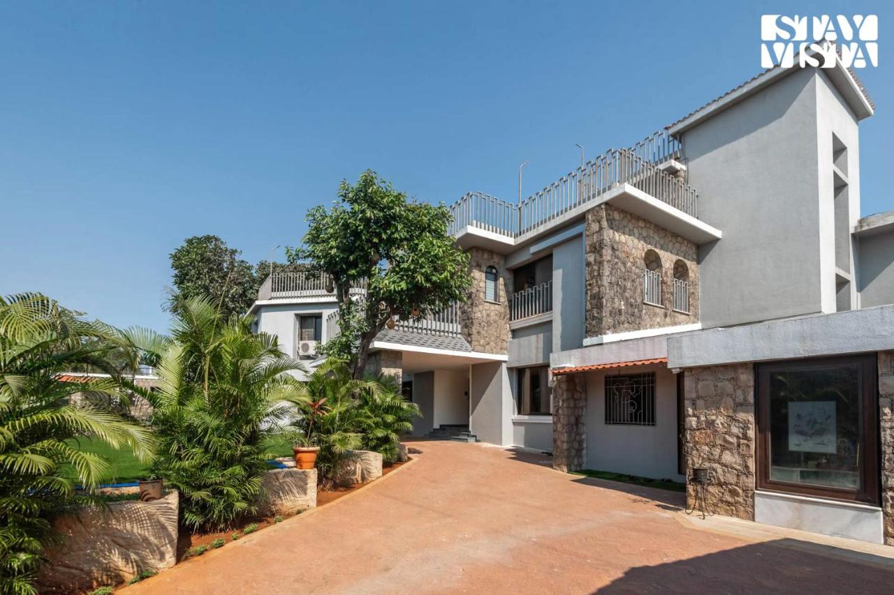 StayVista at Seraphim Peak with Pool & Views - B&B