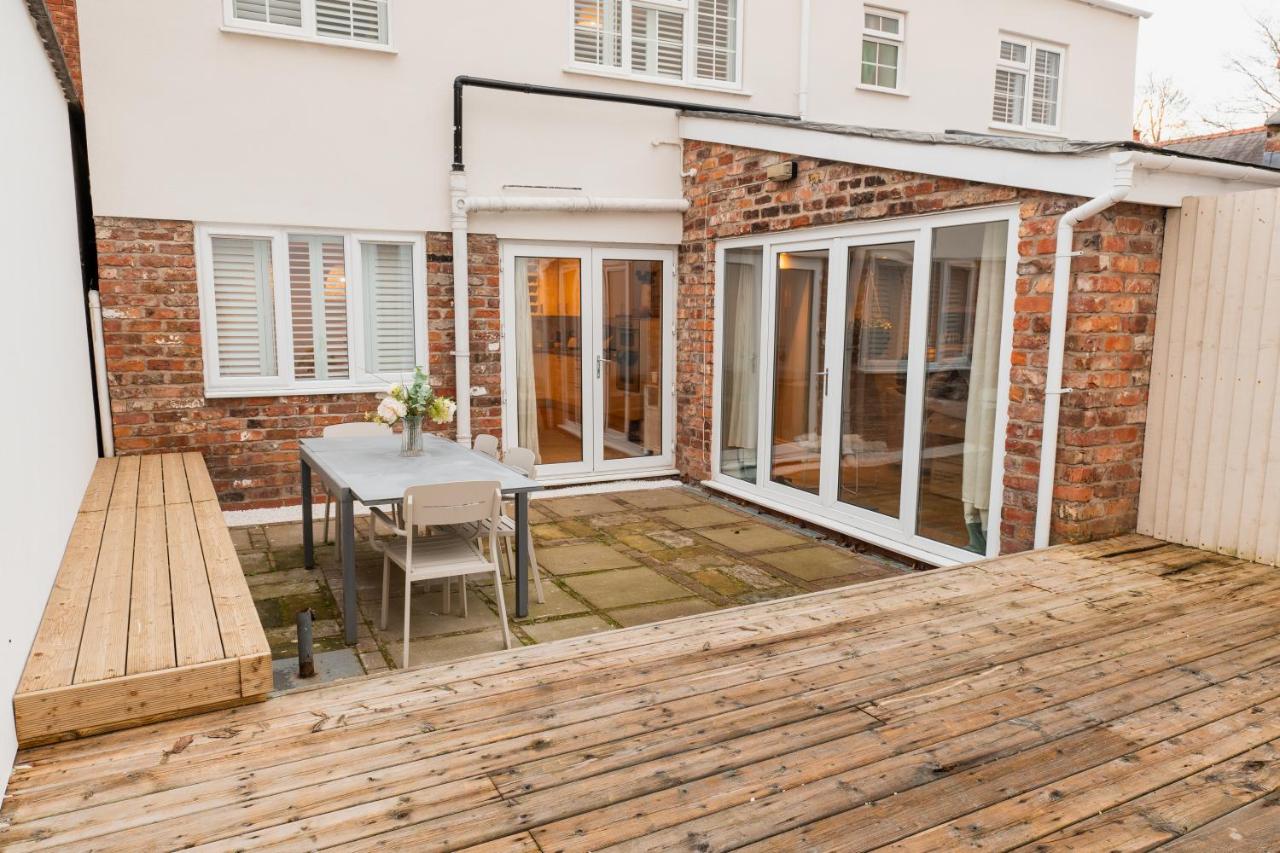 Spacious & Modern 4 bed home in Chester with parking for 1 car - B&B Chester